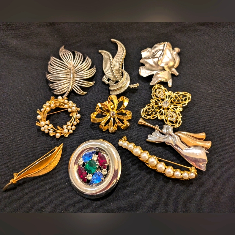 Lot 10 Brooches